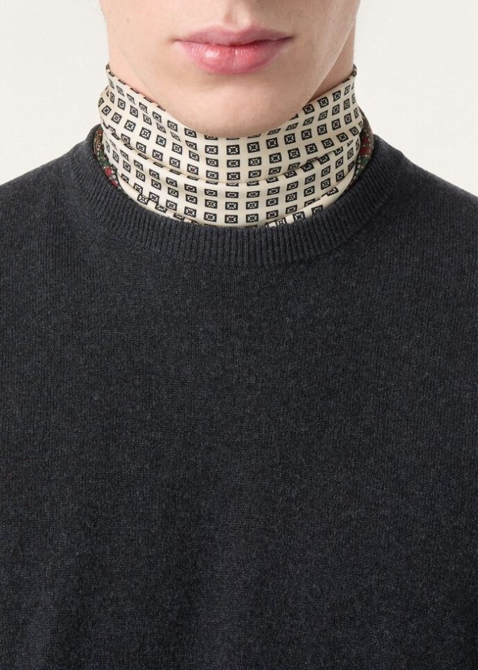 Cuello redondo clásico Cuello redondo clásico